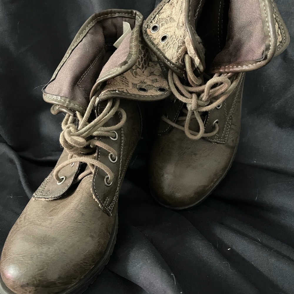 Womans combat boot